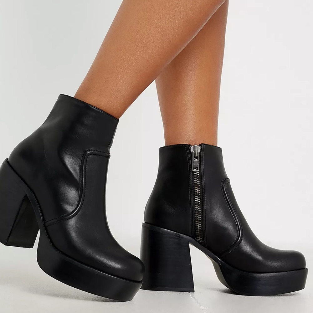 UO Leo Platform Boot sz: Women’s US 7 (5UK)